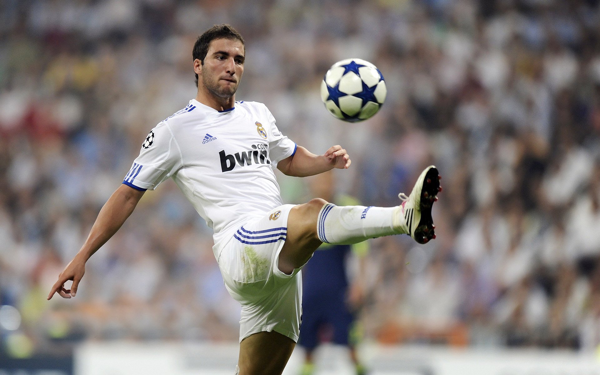 黄潜奇迹，欧冠决赛读秒绝杀，比利亚雷亚尔击碎奥地利神话